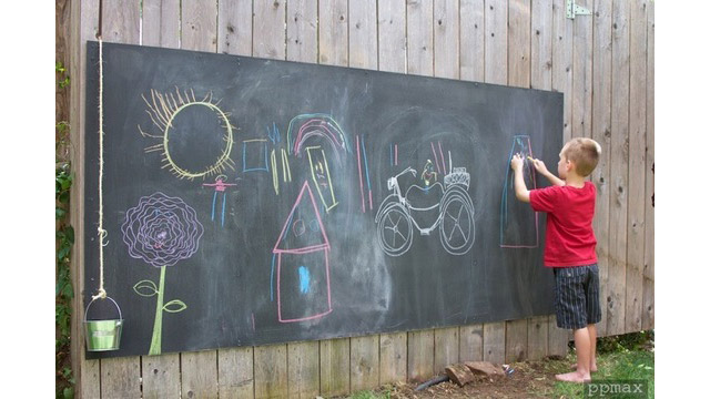 diy chalkboard fence for the kids outside